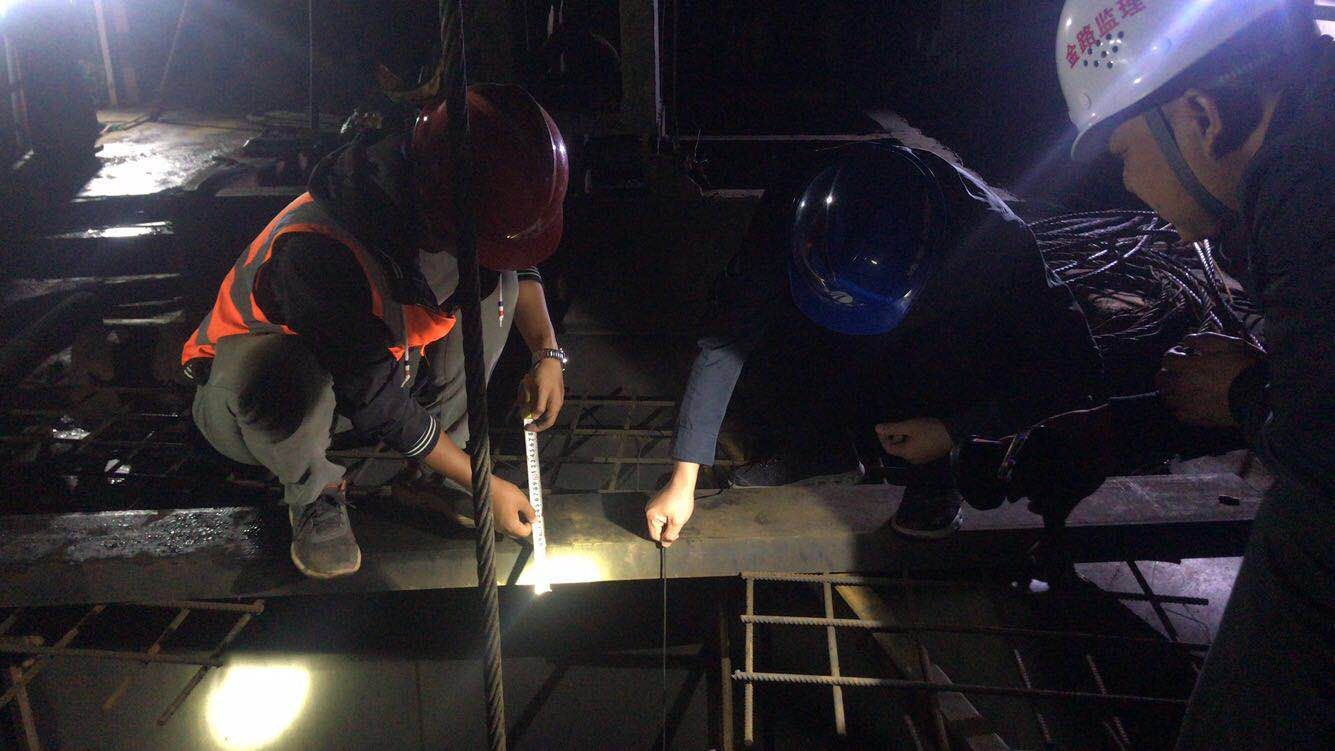 靖黎高速渠水大桥乐成浇筑水中桩基.jpg