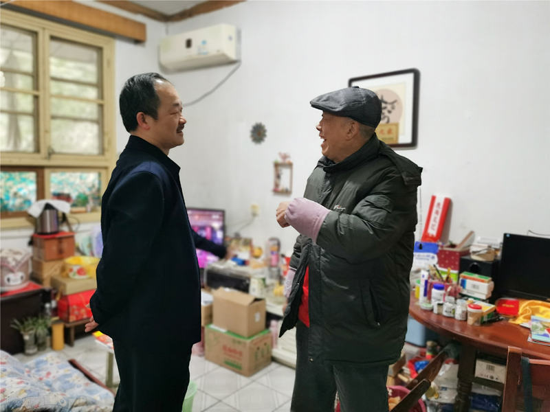 4、2月4日，，，，，，汤向东慰问老向导易文林_副本_副本.jpg