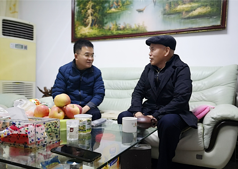 9、2月9日，，，，，，刘迪祥慰问老党员蔡和祥_副本_副本.jpg