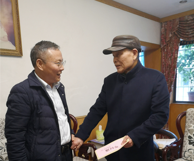 5、2月8日，，，，，，陈国初慰问老党员陈国斌_副本_副本.jpg