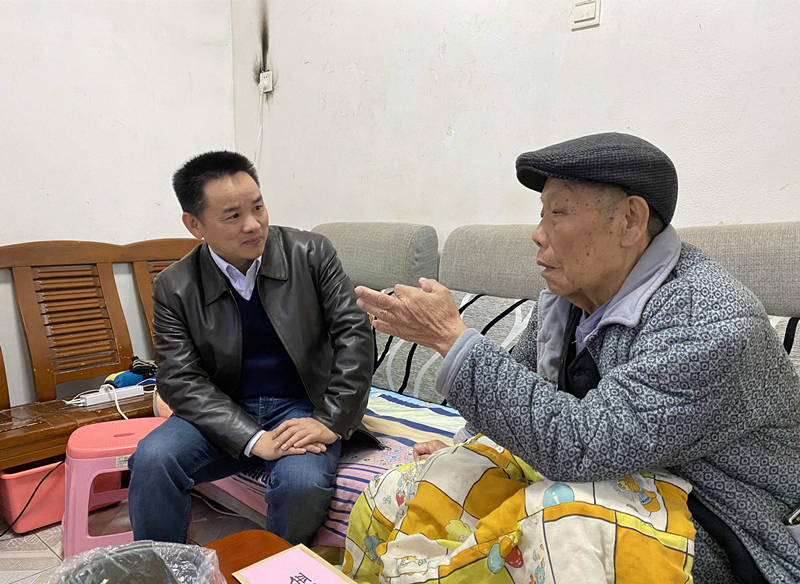 15、2月7日，，，，，，陈湘平慰问难题退休群众尹先金_副本_副本.jpg