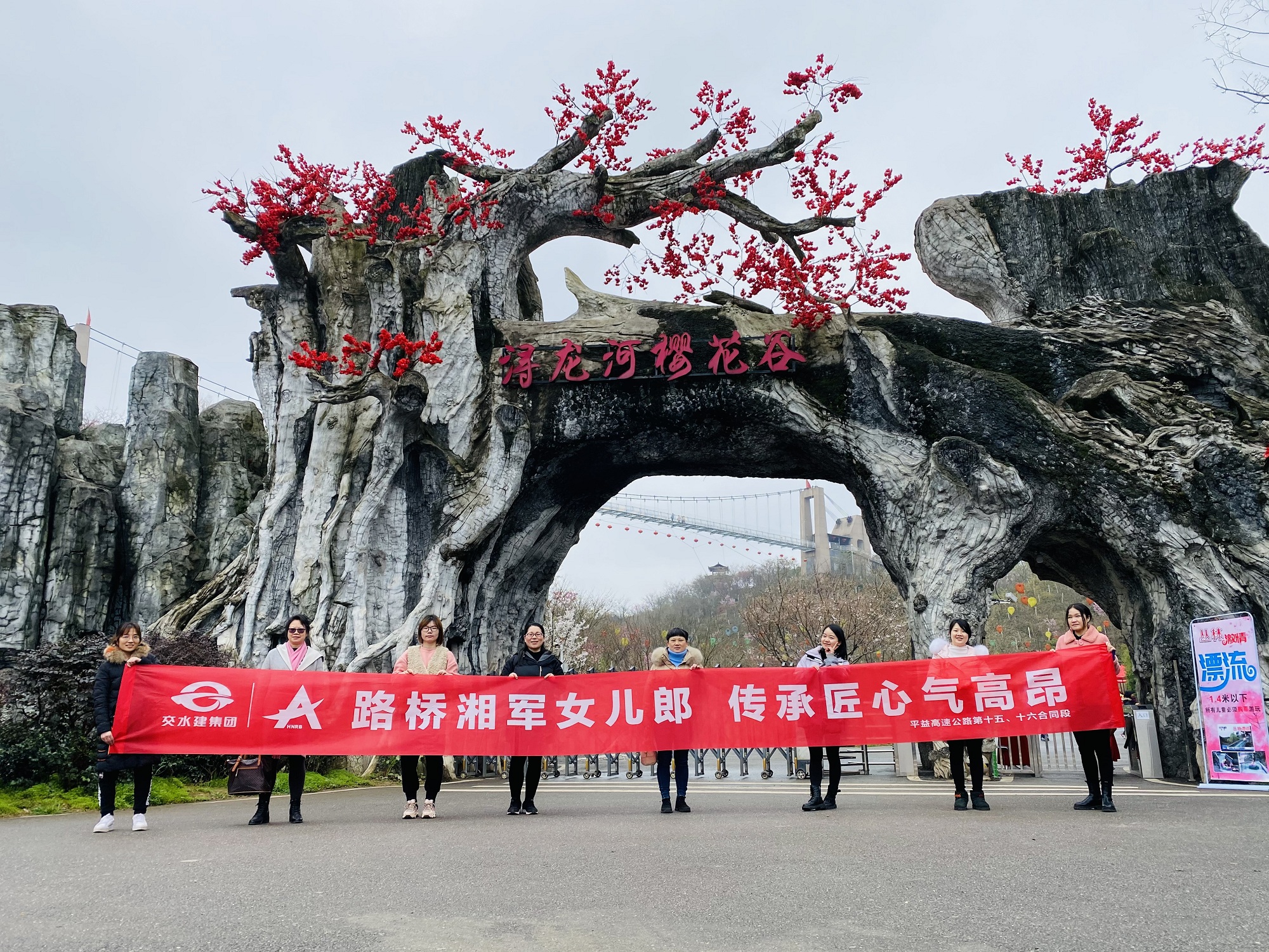 10女职工在樱唬唬唬；ü群嫌.jpg