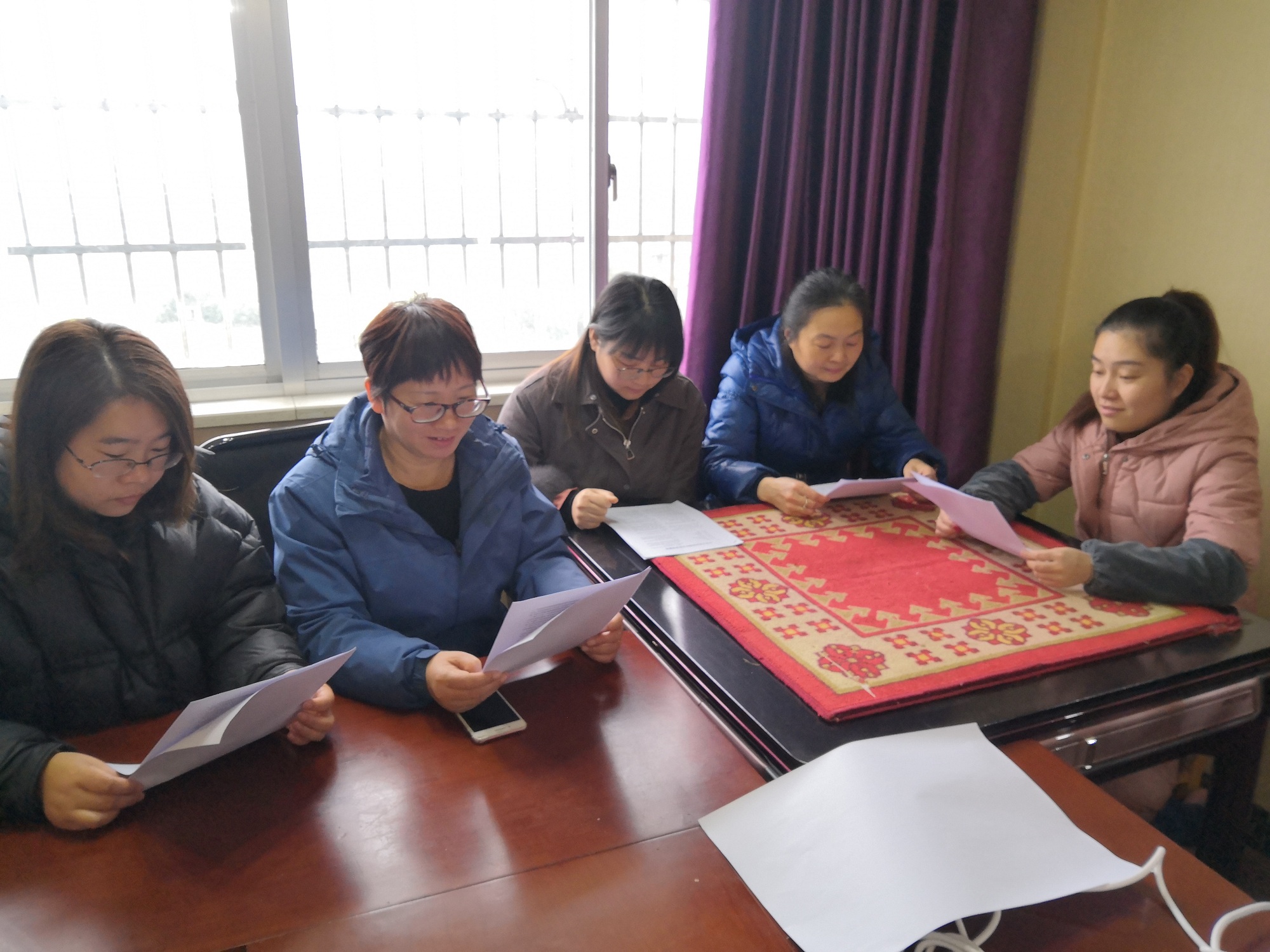 9项目女职工举行执律例则学习.jpg
