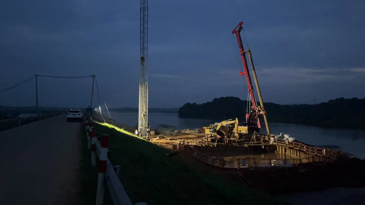 20230825 益常六标向阳河2号特大桥水中首桩顺遂完成浇筑.jpg