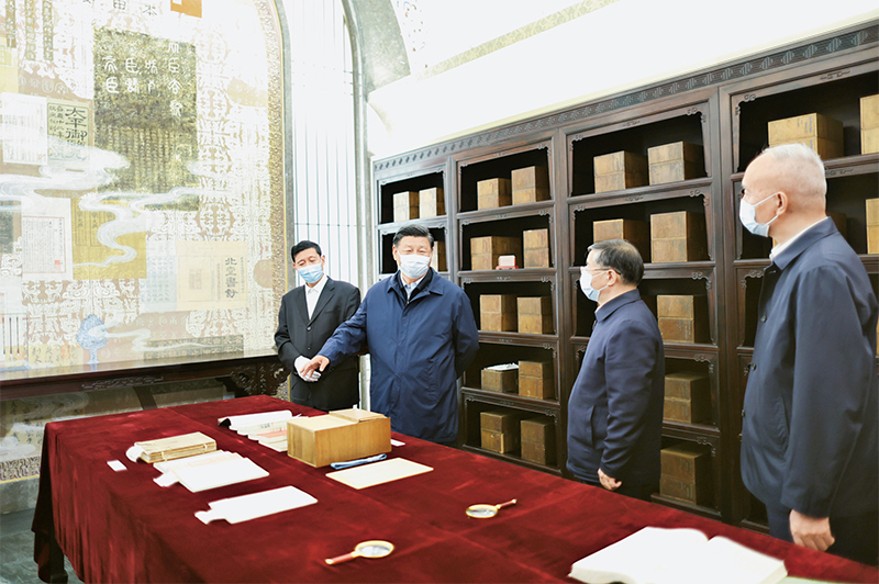 2023年6月2日，，，，，，中共中央总书记、国家主席、中央军委主席习近平在北京出席文化传承生长座谈会并揭晓主要讲话。。。。。。。。这是座谈会前，，，，，，习近平1日下昼在中国国家版本馆考察时，，，，，，在兰台洞库相识馆藏精品版本生涯情形。。。。。。。。 新华社记者 鞠鹏/摄